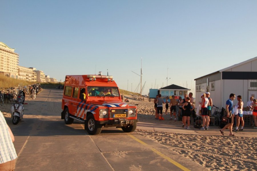 Man onwel op strand nabij de zeilvereniging